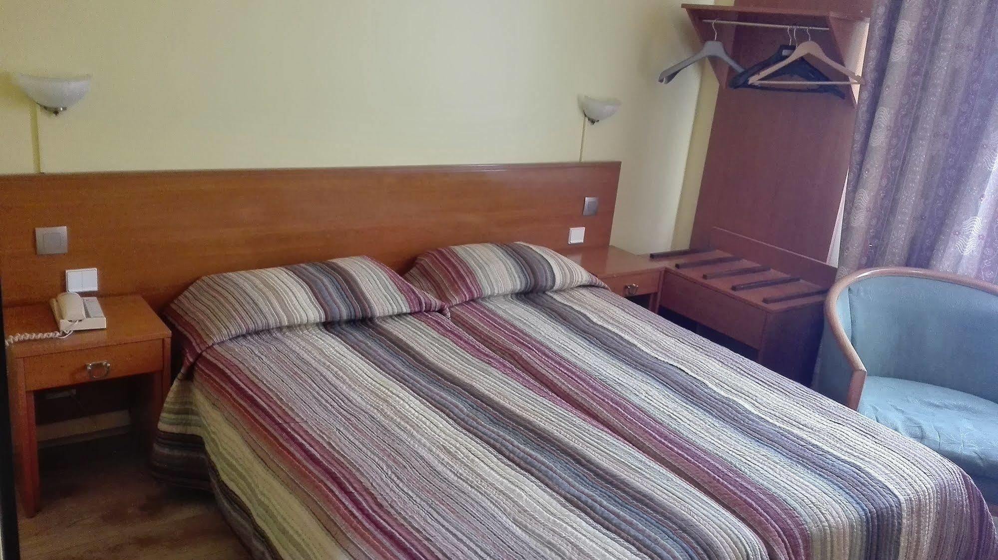 Pax Hotel Paris 18E Экстерьер фото